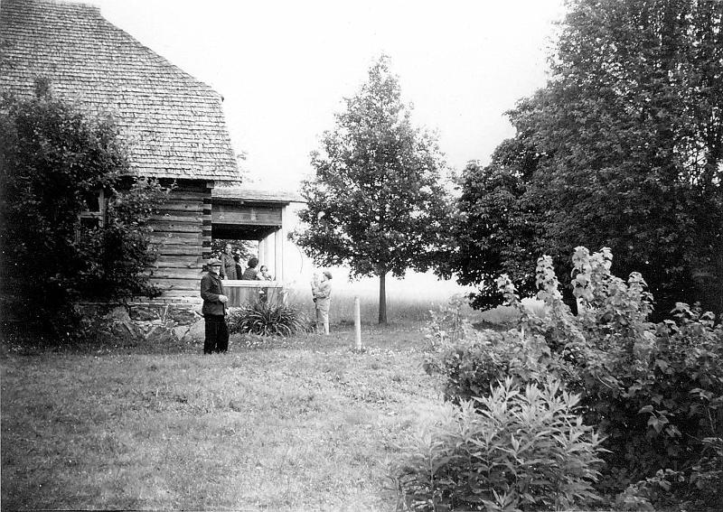 Veskirahval, suvi 1958. Vaade alt aiast otsatrepile..JPG